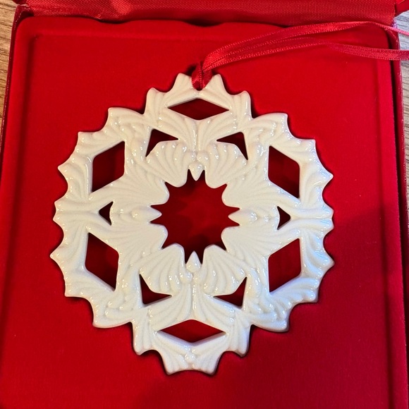 Longaberger "Claire" Collectors Club Snow Days 2002 Snowflake Ornament in box - Picture 3 of 9